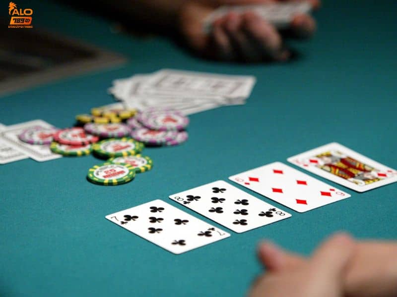 Poker online là trò chơi cá cược đối kháng trong 4 vòng chơi